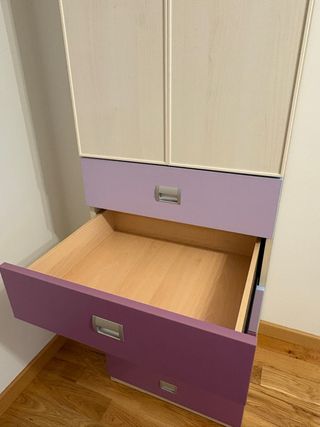Armario blanco 2 puertas y 6 cajones morados.