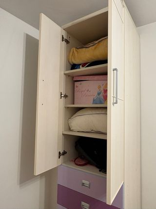 Armario blanco 2 puertas y 6 cajones morados.