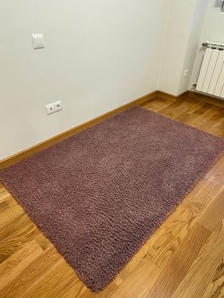 Armario blanco 2 puertas y 6 cajones morados.