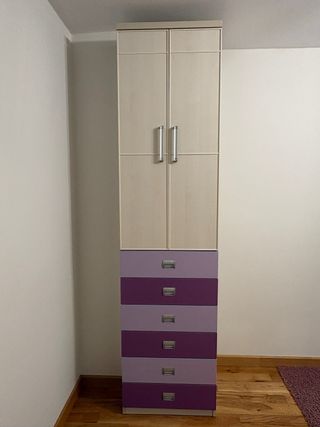 Armario blanco 2 puertas y 6 cajones morados.