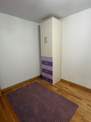 Armario blanco 2 puertas y 6 cajones morados.