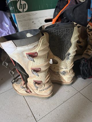 Botas Enduro, Rodilleras y Casco