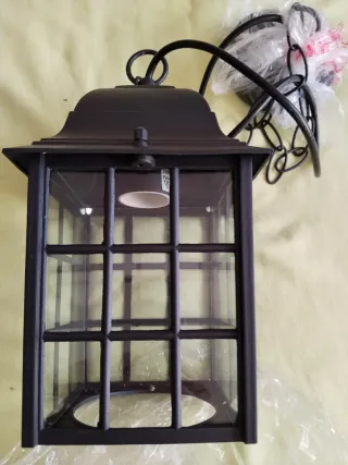 Lámpara de exterior negra con cadena