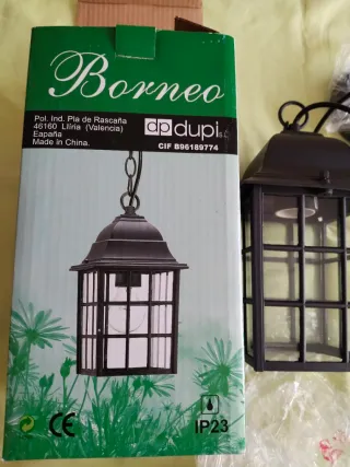 Lámpara de exterior negra con cadena