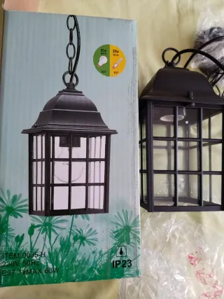 Lámpara de exterior negra con cadena