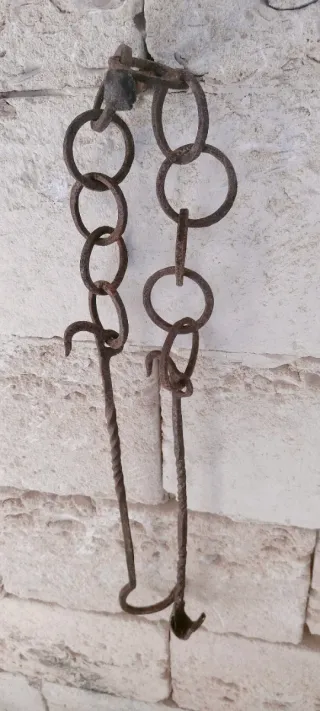 Ganci antichi in ferro battuto
