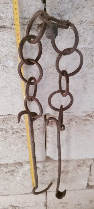 Ganci antichi in ferro battuto