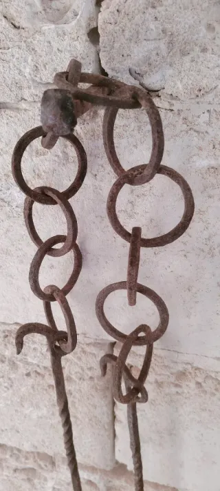 Ganci antichi in ferro battuto