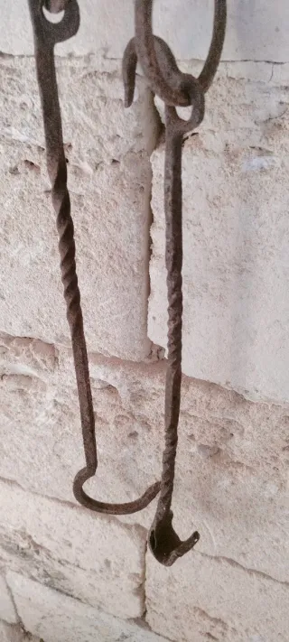 Ganci antichi in ferro battuto
