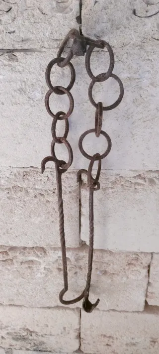 Ganci antichi in ferro battuto