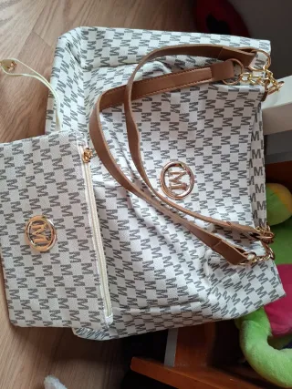 Bolso de mujer beige y dorado
