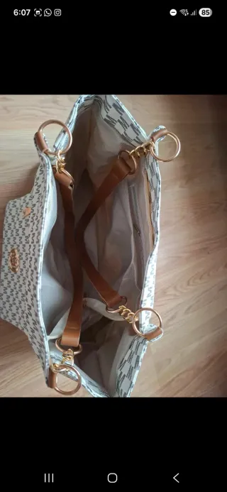Bolso de mujer beige y dorado