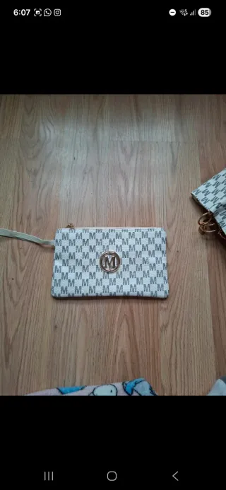 Bolso de mujer beige y dorado