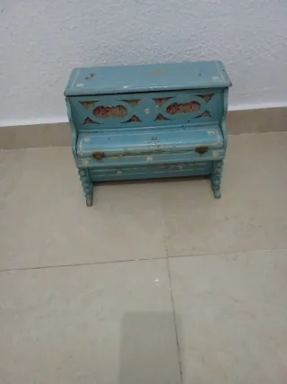 Piano antiguo decorativo azul