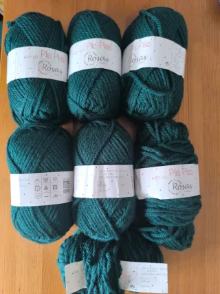 Ovillos de lana verde oscuro