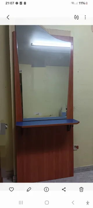 Espejo de peluquería de madera y cristal