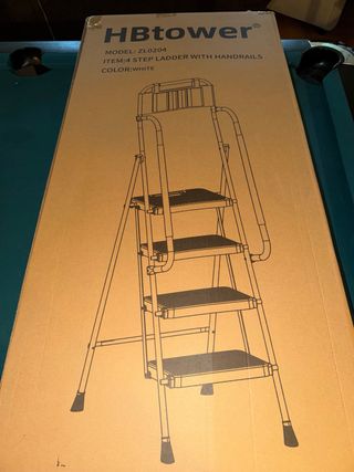 Escalera 4 peldaños con asas y bolsa herramientas.