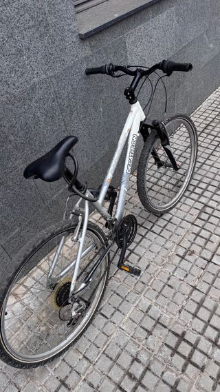Bicicleta Decathlon plateada