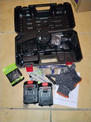 Mini motosierra eléctrica con baterías
