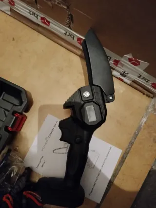 Mini motosierra eléctrica con baterías