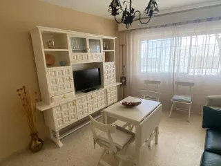 Mesa y 5 sillas plegables salón