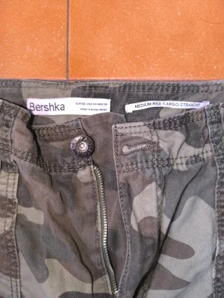 Pantalón cargo camuflaje gris y verde,