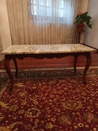 Mesa de madera y mármol