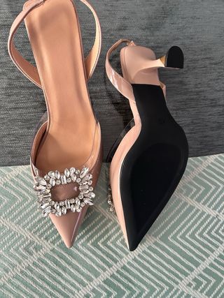 Tacones Nude Punta Fina Hebilla Joya. Numero 40