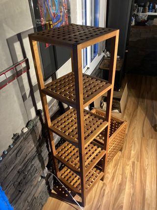 Estantería con taburete de madera para baño