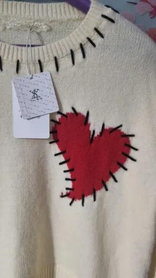 Maglioncino lana beige con cuore rosso