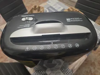 Trituradora de papel Amazon Basics Negra