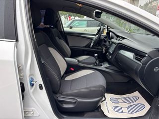 Toyota Avensis (etiqueta verde “c”)