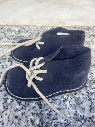 VENDO BOTITAS NIÑO AZUL MARINO TALLA 22 A ESTRENAR