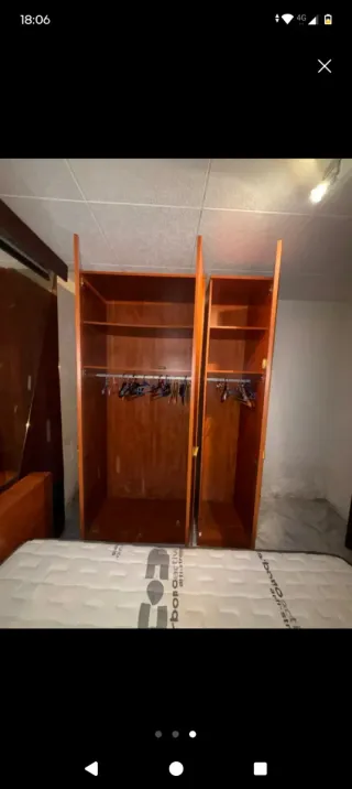 Armario de madera marrón con 3 puertas.