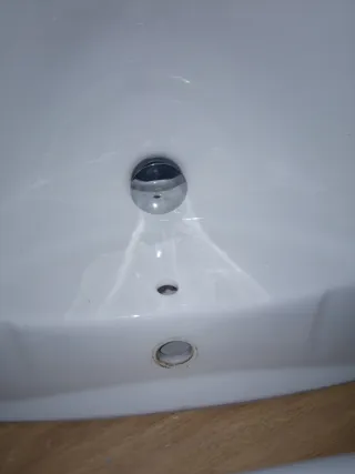 Lavabo con pie de porcelana