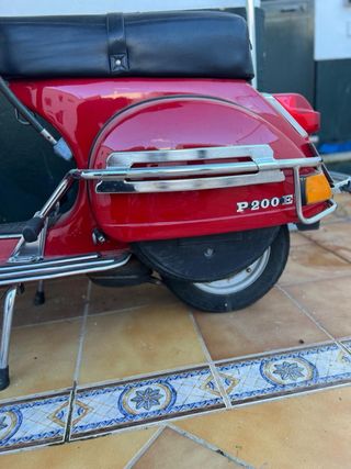 Vespa P200e