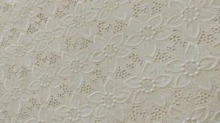 Colcha blanca fina de verano.