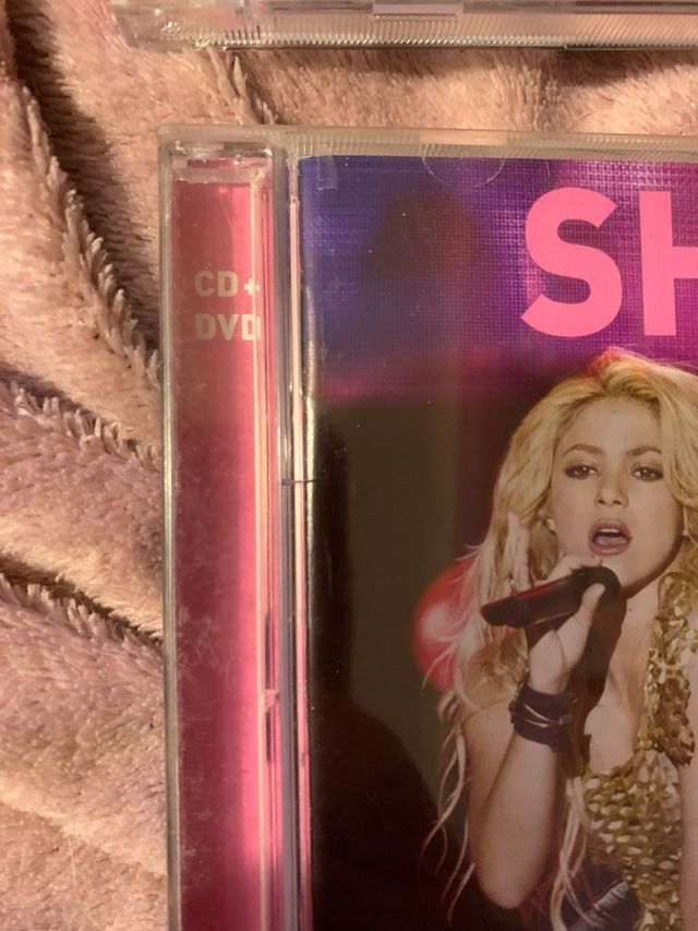 Shakira CDs: Sale el Sol y Live from Paris