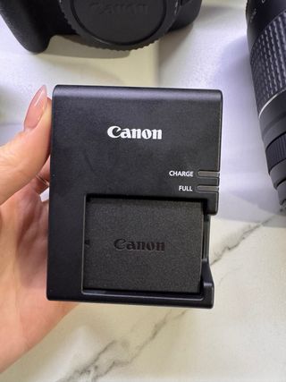 Fotocamera Canon EOS 2000D + Accessori