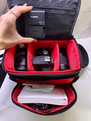 Fotocamera Canon EOS 2000D + Accessori