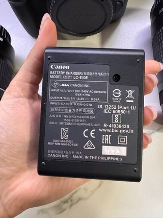 Fotocamera Canon EOS 2000D + Accessori