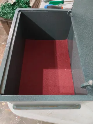Caja Fuerte Metálica Gris con Llave Dorada
