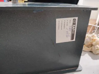 Caja Fuerte Metálica Gris con Llave Dorada