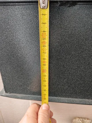 Caja Fuerte Metálica Gris con Llave Dorada