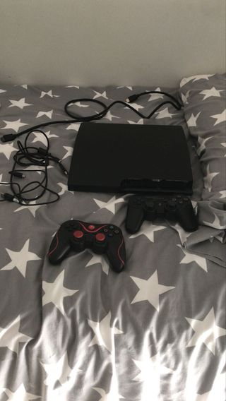 PlayStation 3 con 2 mandos y cables