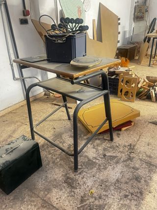 Mesa de dibujo antigua de madera y metal