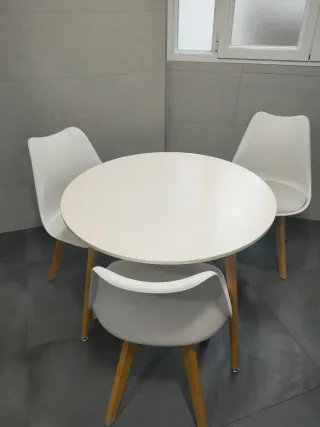 Mesa redonda nórdica y 4 sillas blancas