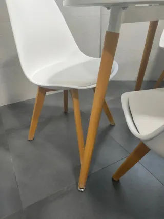 Mesa redonda nórdica y 4 sillas blancas