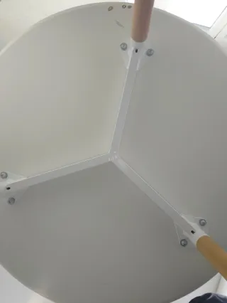 Mesa redonda nórdica y 4 sillas blancas