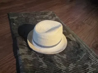 Sombrero de paja beige y gris